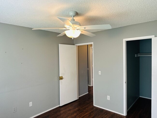 Building Photo - Charming Condo Conveniently Located