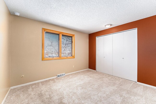 Building Photo - Spacious 4 bedroom home in the heart of Virginia Village!