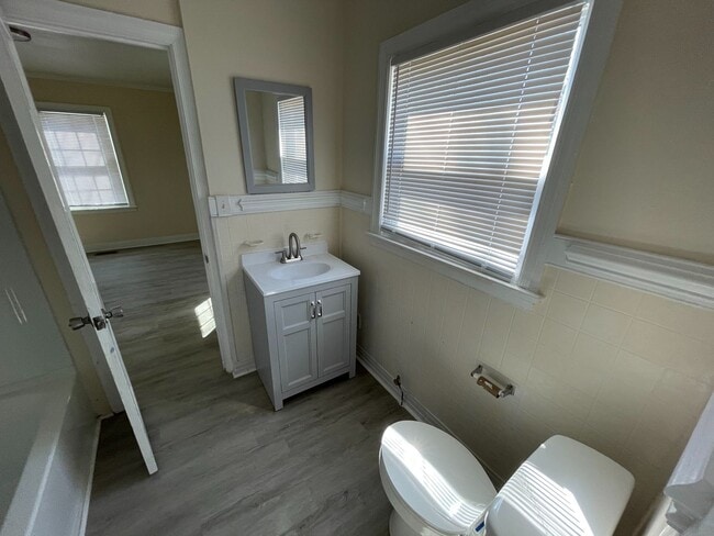 Building Photo - 2 Bedroom House - Available late August