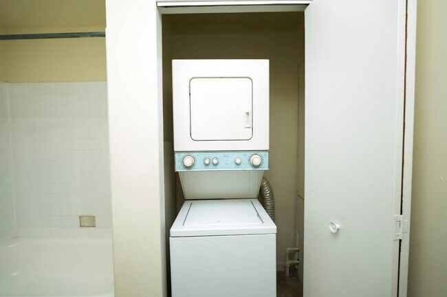 Building Photo - 2102 Maryland Ave