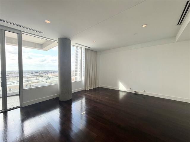 Building Photo - 2408 Victory Park Ln