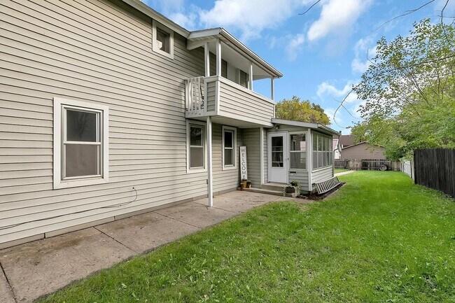 Building Photo - 320 9th Ave N