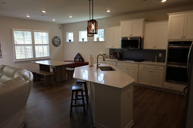 Building Photo - 136 Dogwood Grv Pl