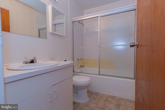 Building Photo - 48 Turf Ln