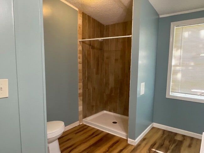 Building Photo - Three bedroom/2 Bath close to downtown Pra...