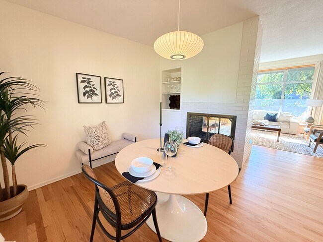 Building Photo - Charming 2 Bedroom Condo in SW Portland!