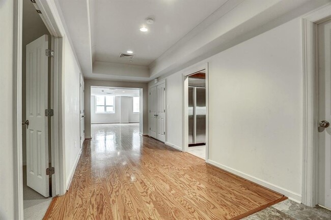 Building Photo - 914 N Main St