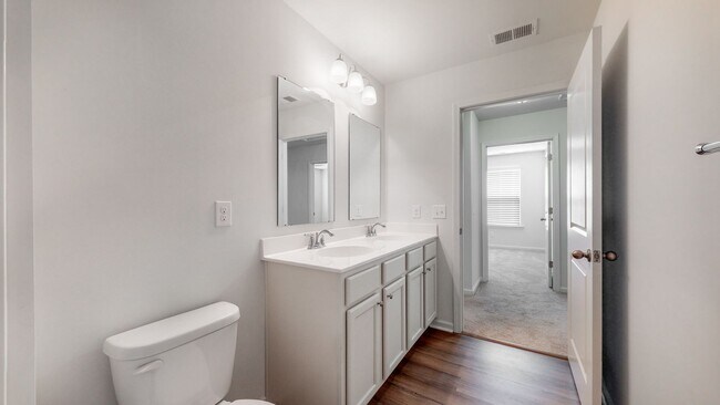 Building Photo - 5 Bedrooms, 3 Bathrooms in Richmond Hill P...