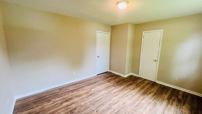 Building Photo - 2 bedroom 1 bathroom duplex in Columbia wi...