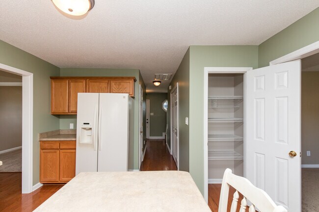 Building Photo - 4 Bedroom 2 Bath