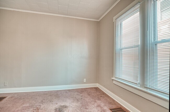 Building Photo - 921 Miller Ave