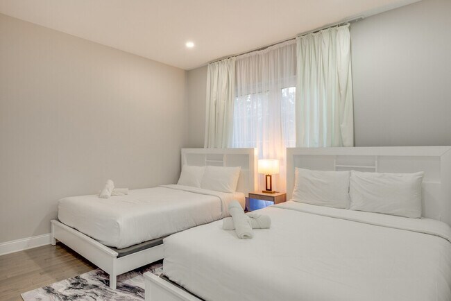 Building Photo - 2135 Rosemont Dr