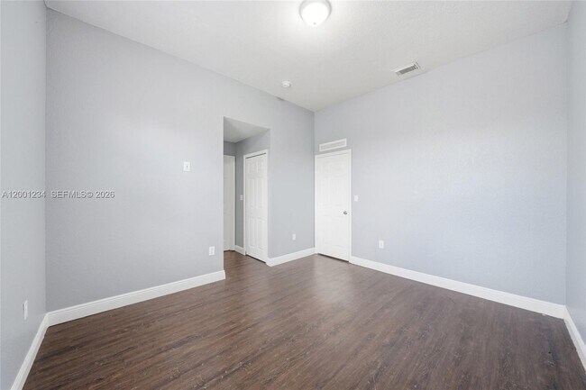 Building Photo - 902 SW 8th Pl