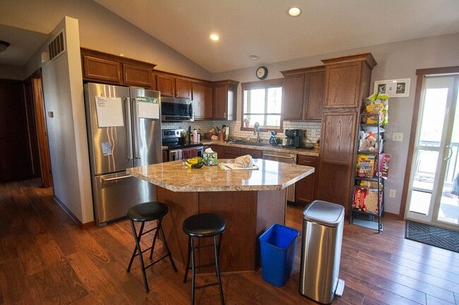 Building Photo - Spacious NW Home with Fenced Yard & Deck