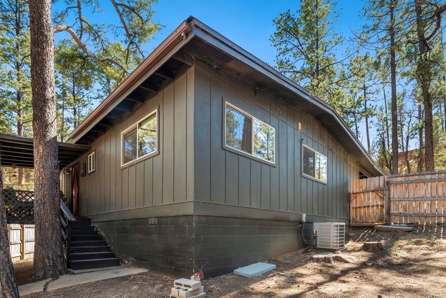 Building Photo - 402 4th St