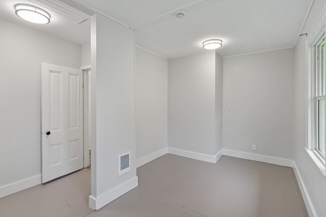 Building Photo - 3033 Sumner Ave