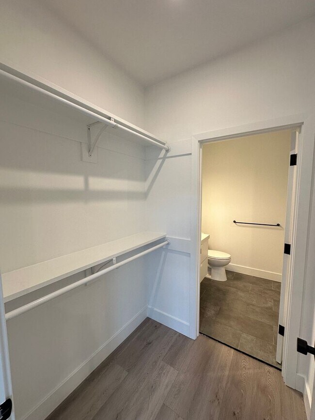 Building Photo - Recently Constructed, Modern 3 Bed / 3 Bath Bi Level Apartment Near Temple — Private Rooftop + Ba...
