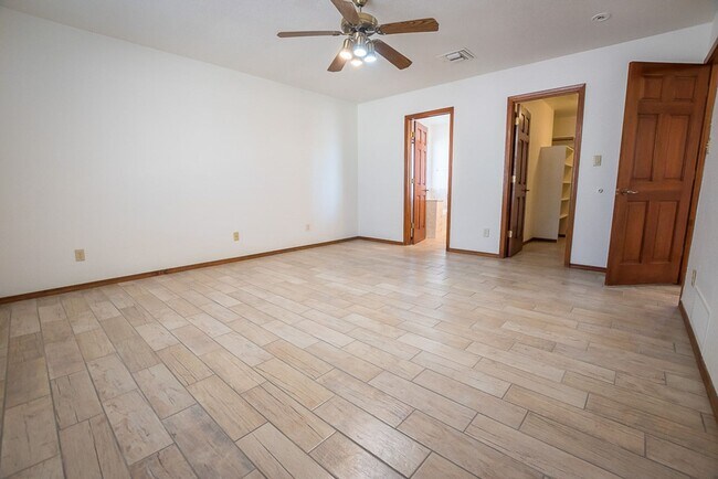 Building Photo - Large Home in Quiet Area, 3 Bedroom, 2 Bat...