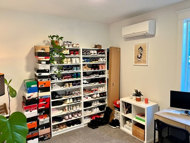 Building Photo - Super cool cottage with private setting