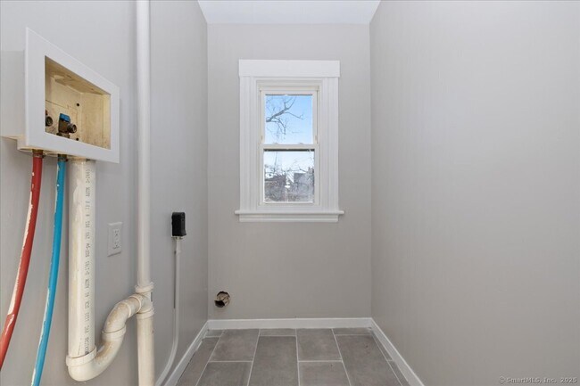 Building Photo - 45 Cowles St