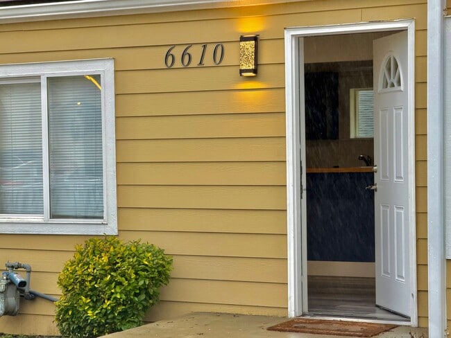 Building Photo - Stunning, Newly Renovated 3BR | 1BA