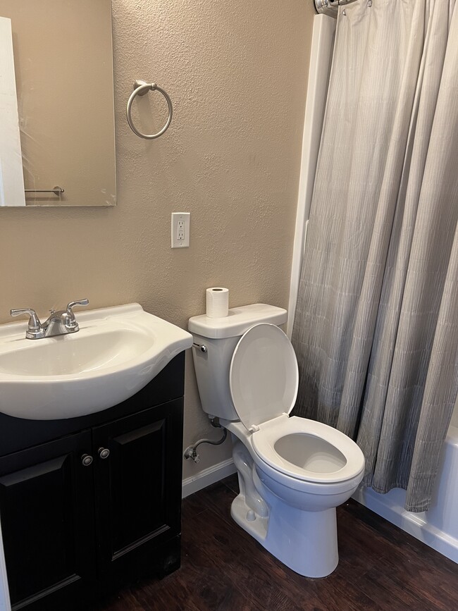 Building Photo - 1440 Bassett Dr