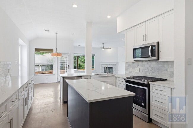 Building Photo - 2217 Speidel Dr