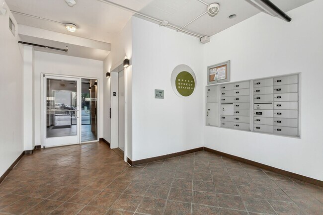 Building Photo - 1 Bedroom, 1 Bath Condo!