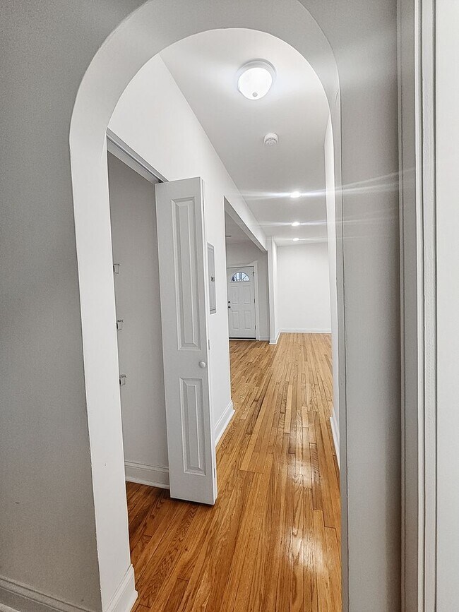 Building Photo - Large 2-bed/2-bath Apartment With Updated Kitchen and Large Living Room