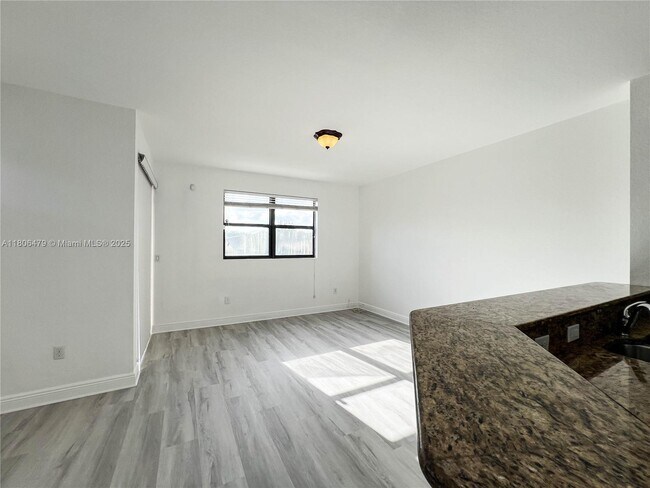 Building Photo - 639 NE 33rd Terrace