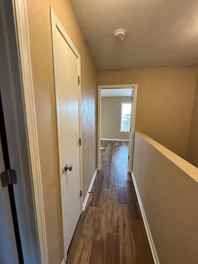 Building Photo - 2 Bedroom 1.5 Bath Spacious Townhome