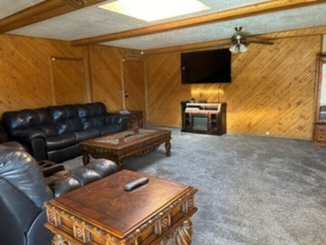 Building Photo - FURNISHED RENTAL, 3 bedroom with 4 car garage