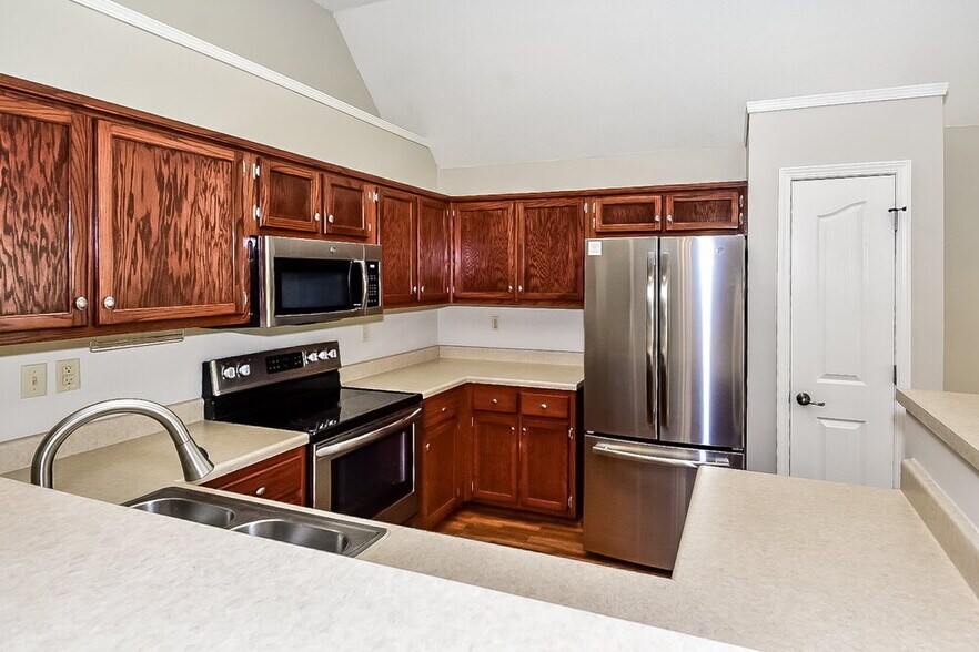 Building Photo - 4102 Ravenwood Dr N