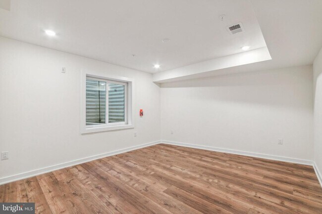 Building Photo - 6211 Woodbine Ave