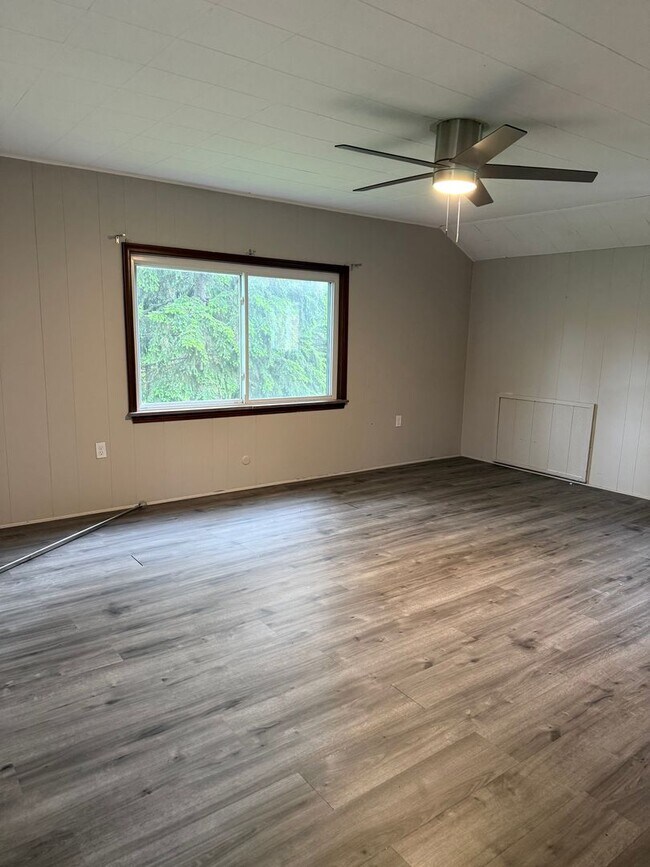 Building Photo - Awesome Property for an Awesome Price