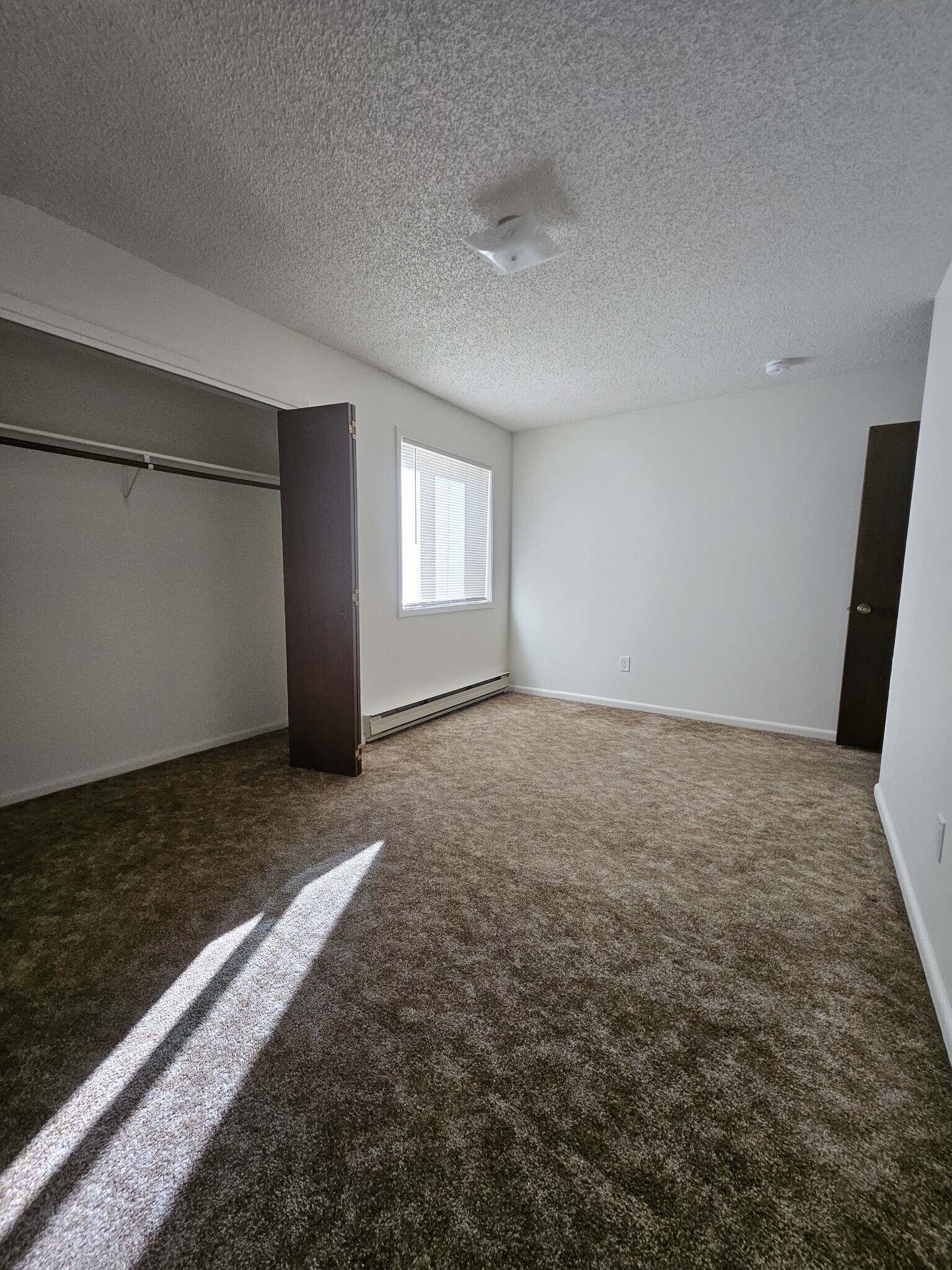 2 bed/1 bath off street parking - 1935 Edwards Dr