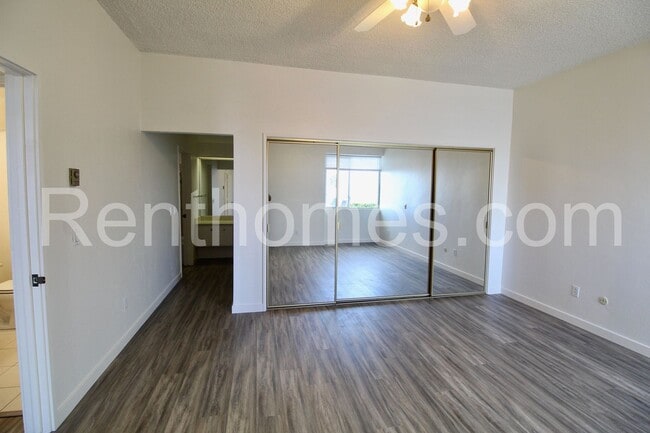 Building Photo - La Jolla, 5383 Chelsea St #104, Beautiful Ocean Views, Controlled Access Building and Parking!