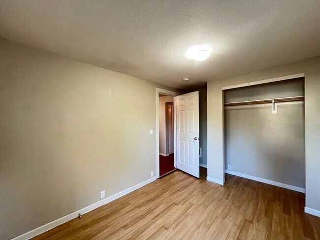 Building Photo - Updated and Bright 3 Bedroom 2 Bath Home in NE Portland (PDX/Columbia River)