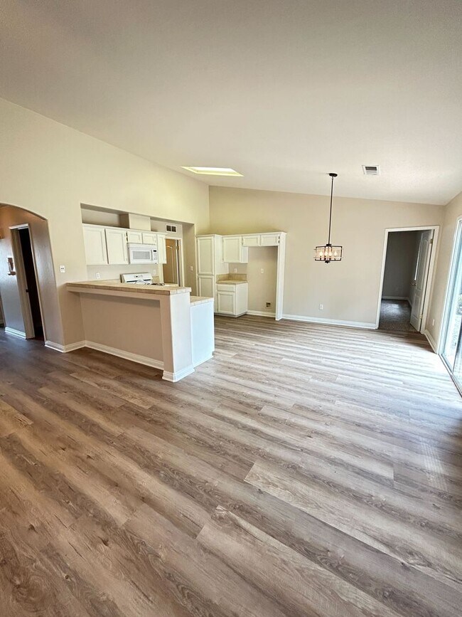 Building Photo - Charming Home For Rent Available Now