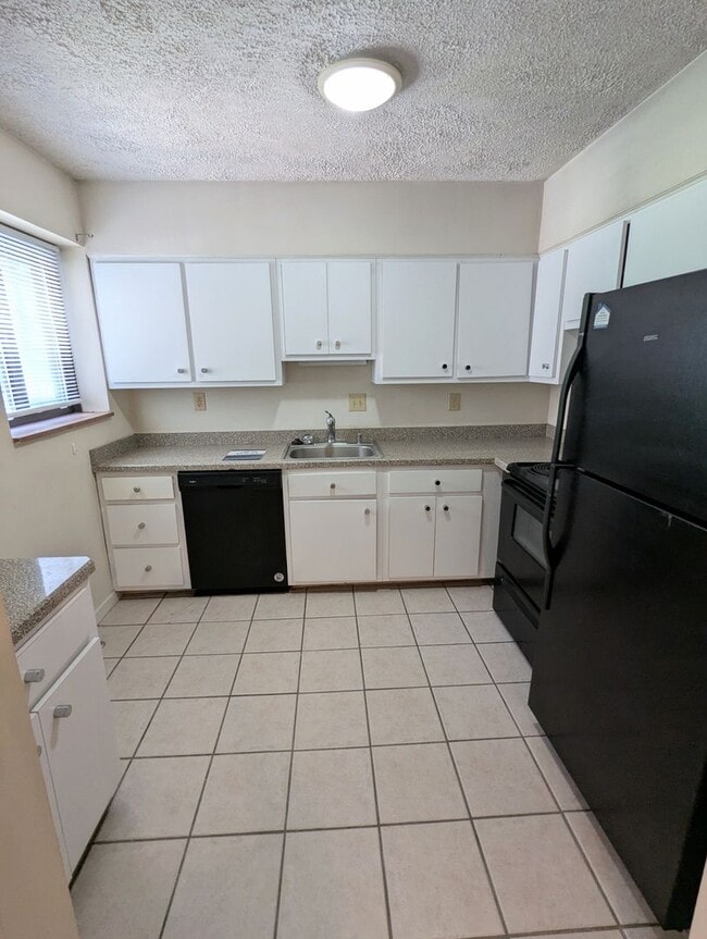 Building Photo - 2 Bedroom 2 Bathroom Condo Apartment (Squirrel Hill North)