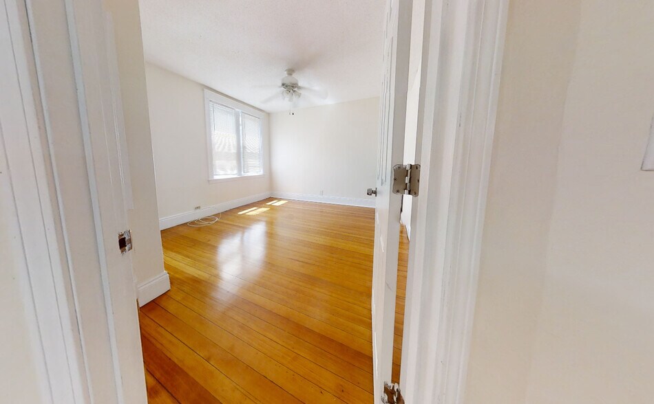 Primary Photo - 5 Barrows St