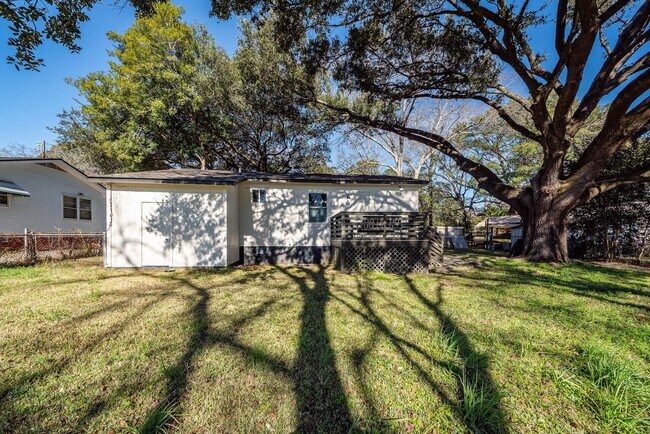 Building Photo - 1511 Larry St