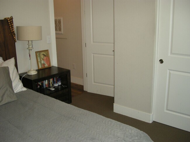 Building Photo - Fully Furnished Four Bedroom, Three Bath H...
