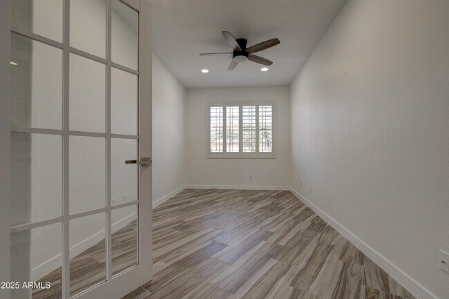 Building Photo - 2237 W Bonanza Ln