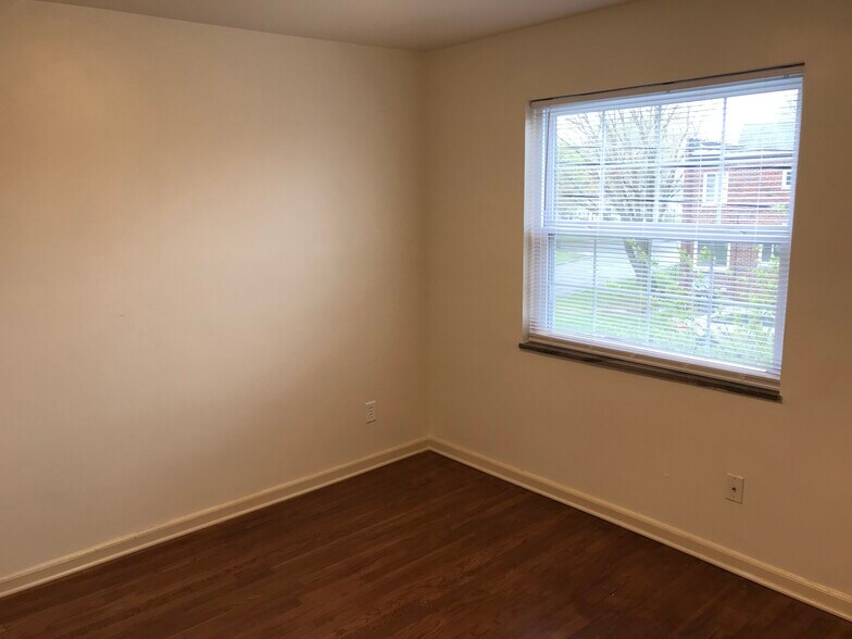 Building Photo - 1064 Euclaire Ave