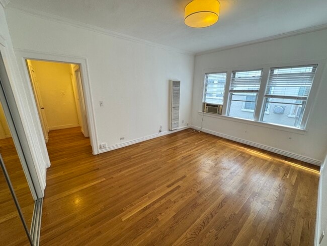 Building Photo - 1960 Argyle Ave