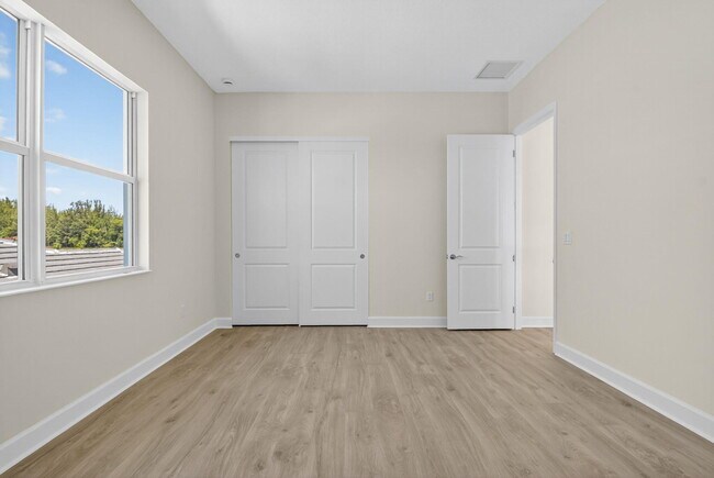 Building Photo - 15120 Wildwood Cir