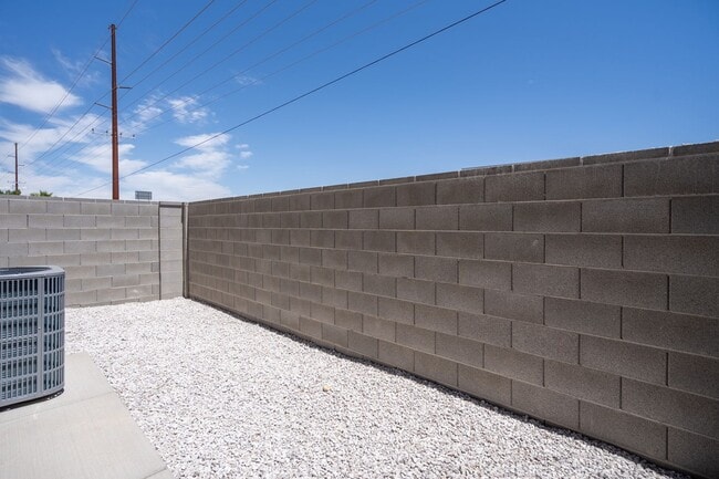 Building Photo - Newer Townhome Next to Utah Tech