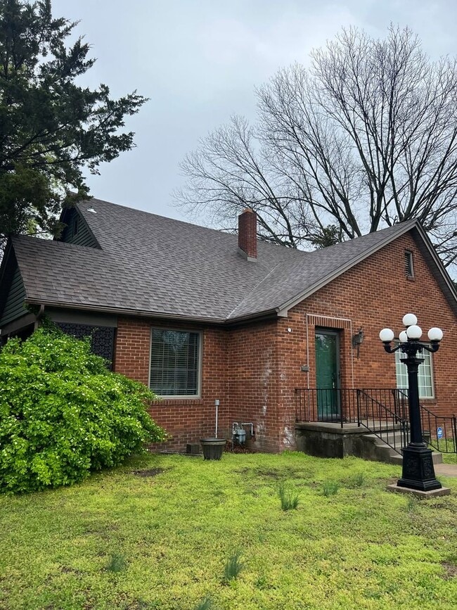 Building Photo - 411 S Jackson Ave