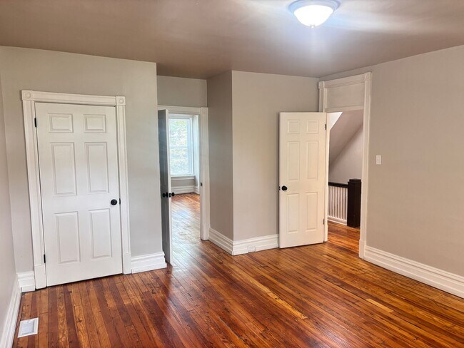 Building Photo - 4 Bedroom, 2 Full Baths Harrisburg House for Rent